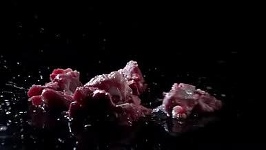排骨猪肉升格掉落在水中视频的预览图